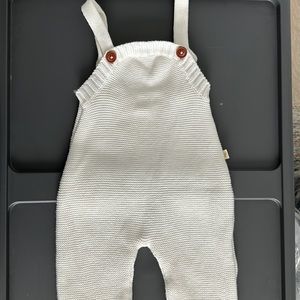 100% cotton knit suspender jumpsuit 0-3 months. Unisex.
